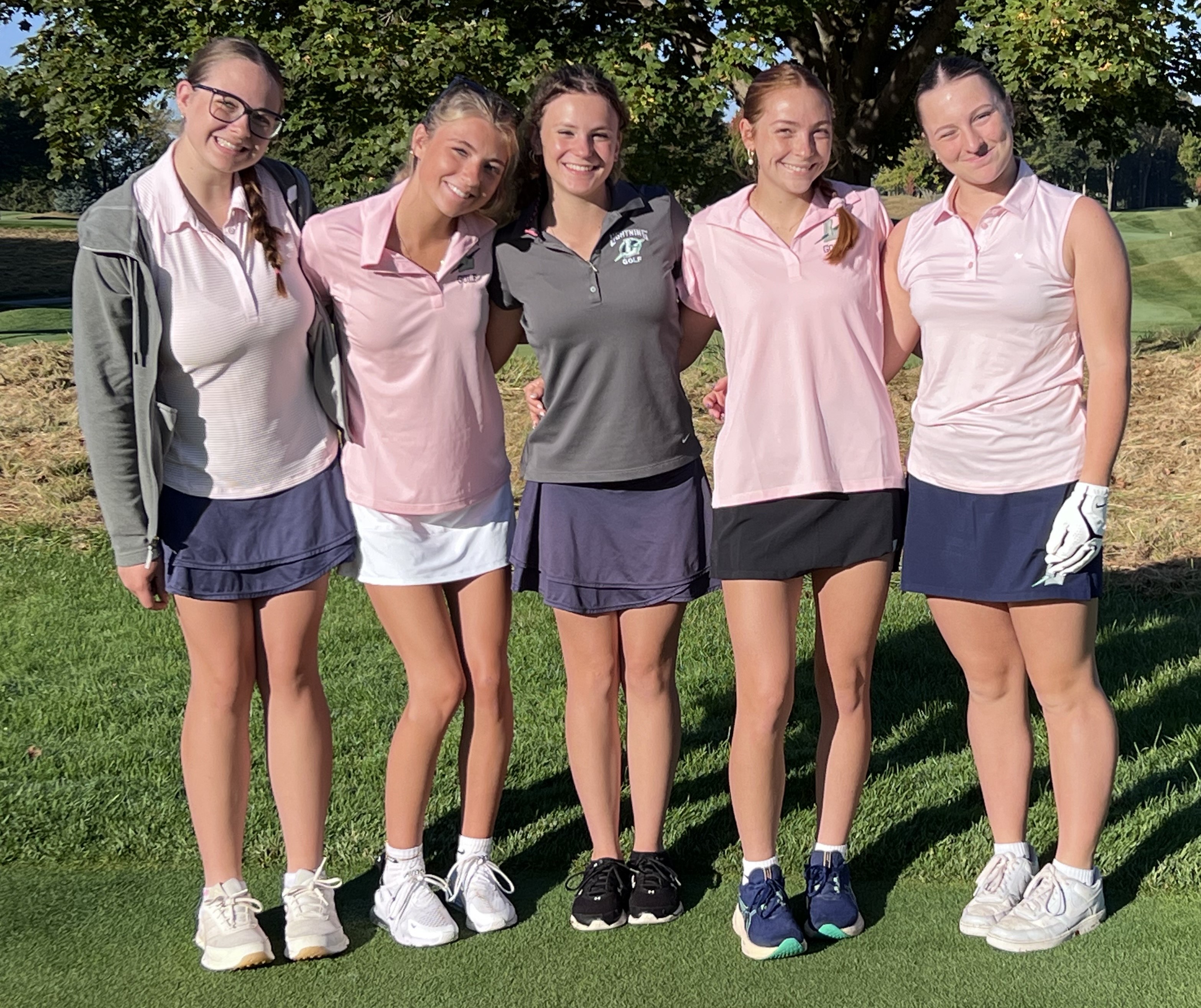 Lapeer girls golfers posing for a group photo