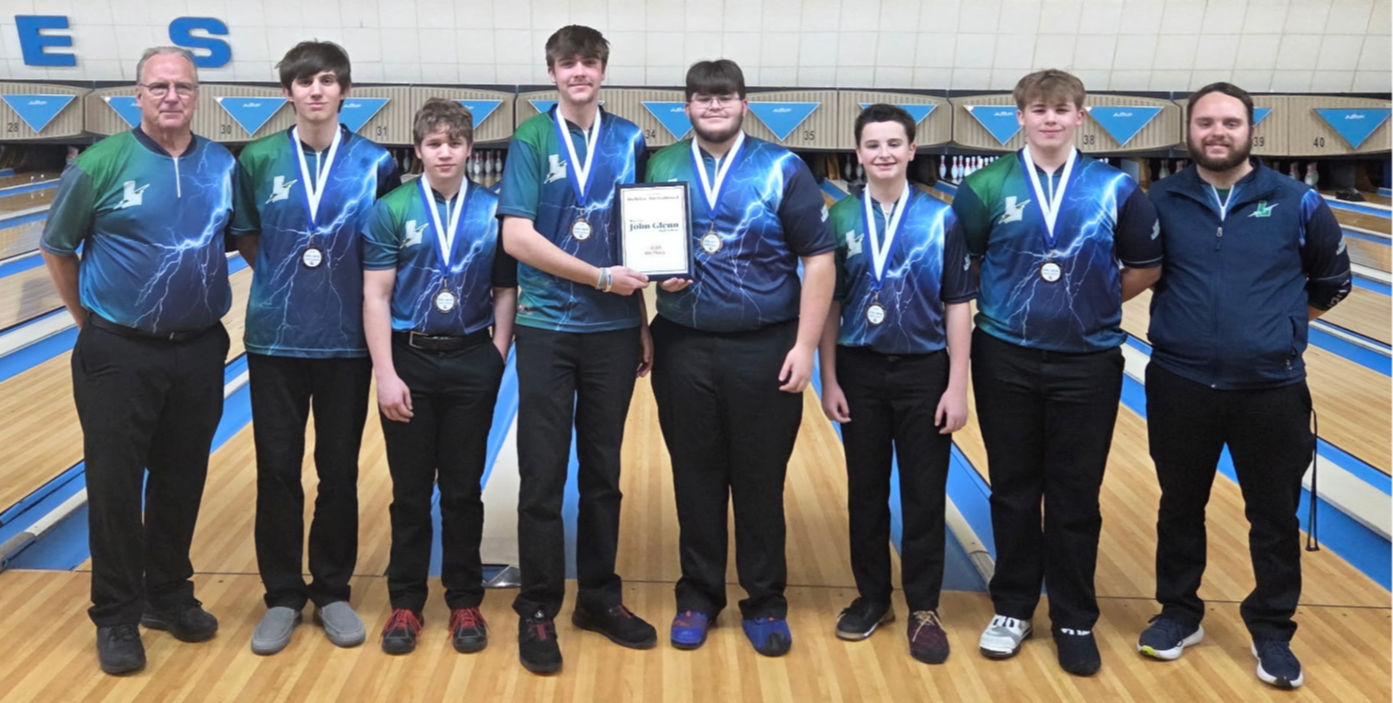 Lapeer boys bowling team winning an award