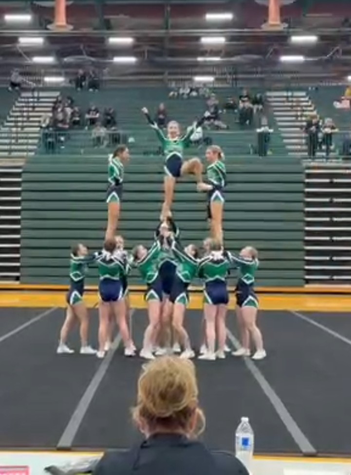 Lapeer Varsity Cheer at Districts