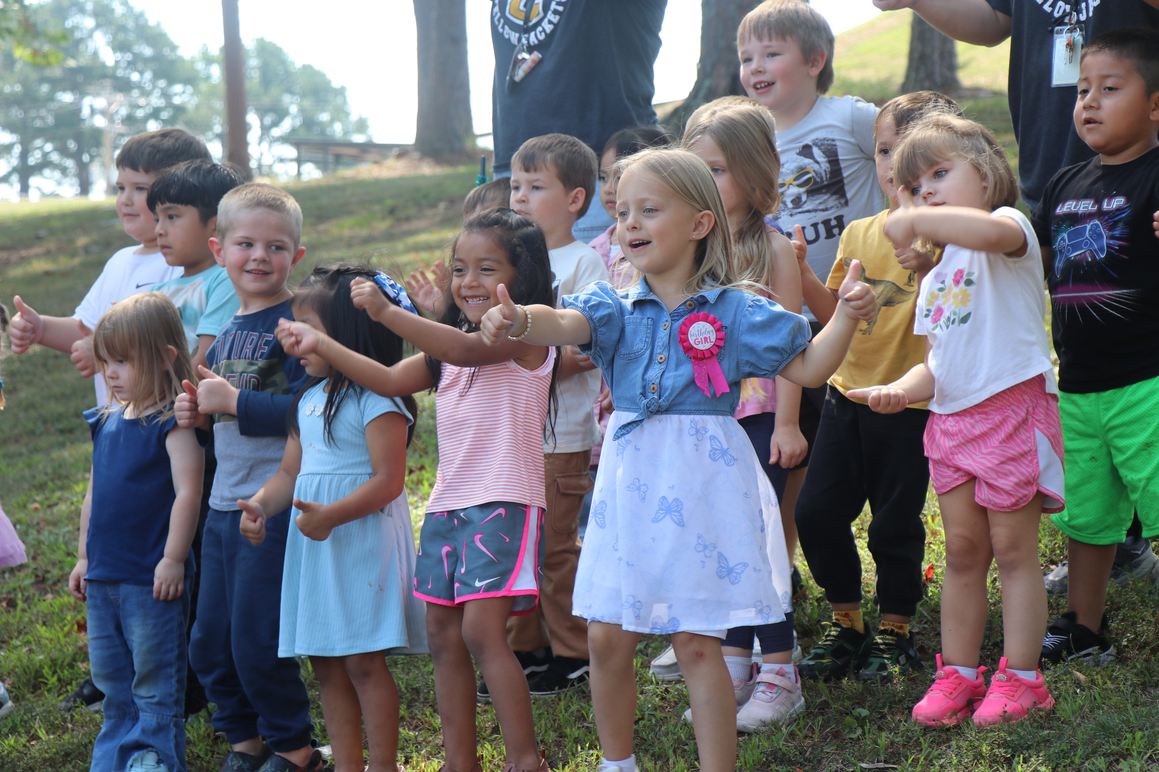 kids giving a thumbs up