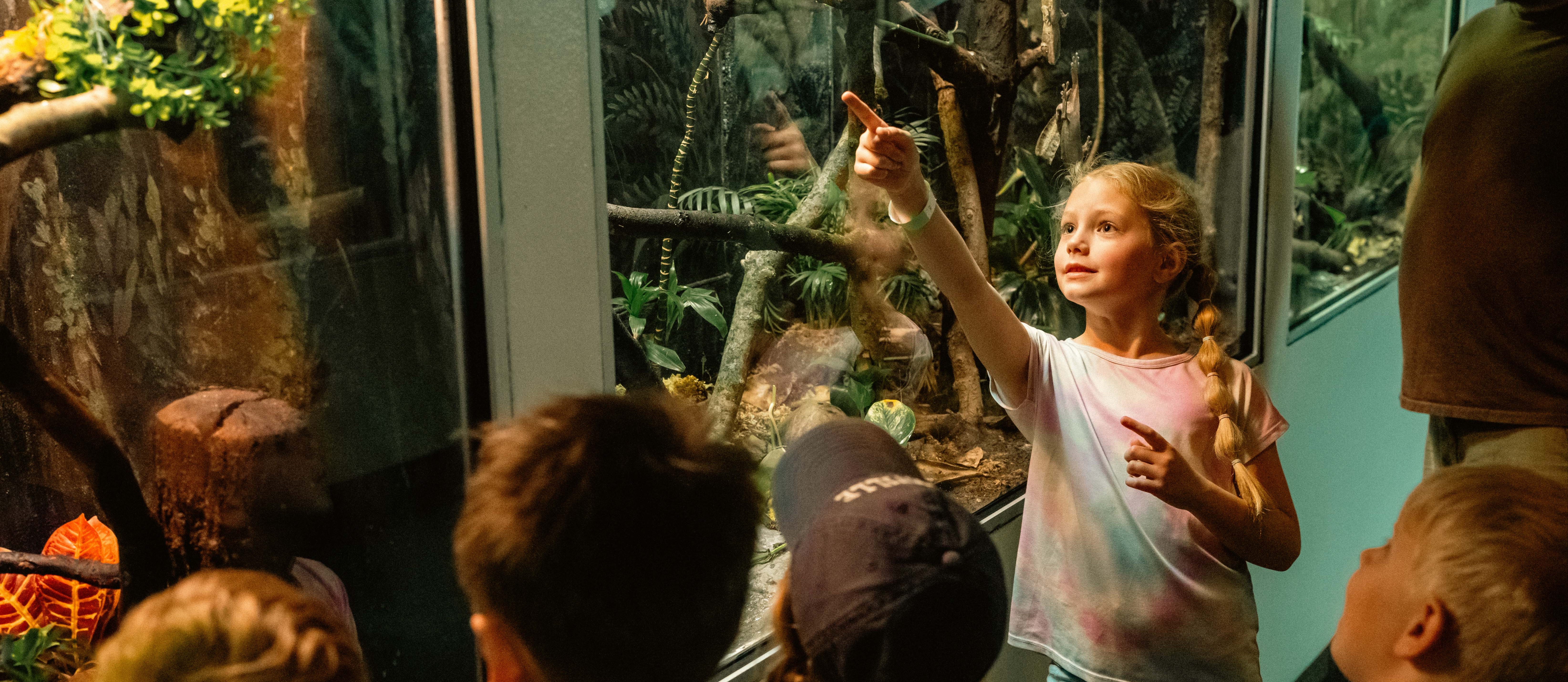 student pointing at the zoo