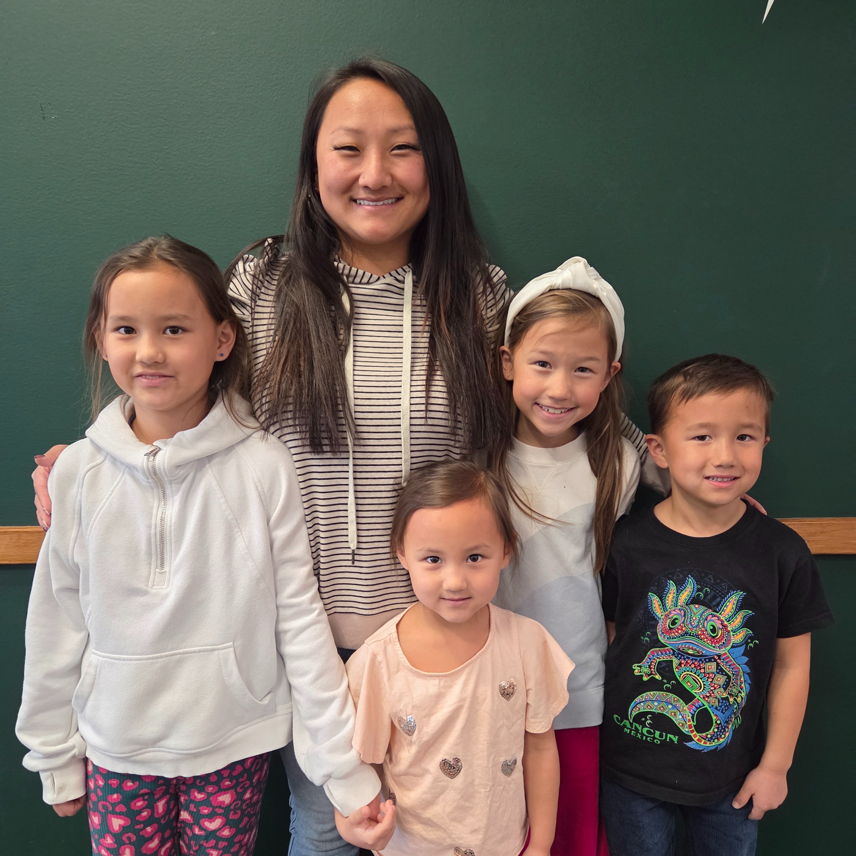 family portrait of the Droski family, smiling mom, Sarah, with her four children.