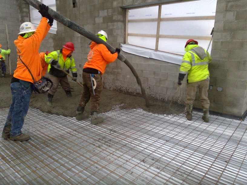 Photo of the process of pouring concrete on the second floor.