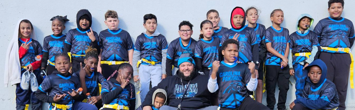 A team photo of a school football team.