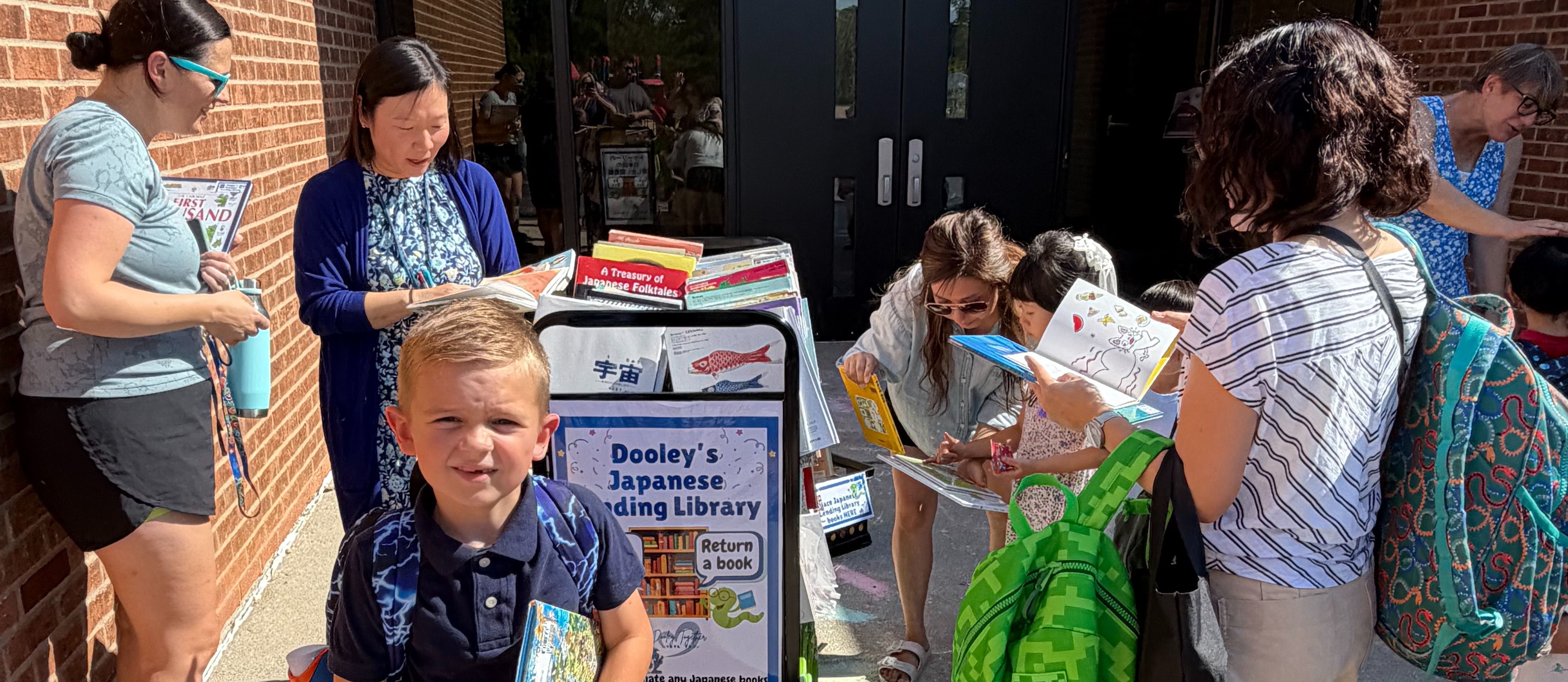Families looking at books in Japanese