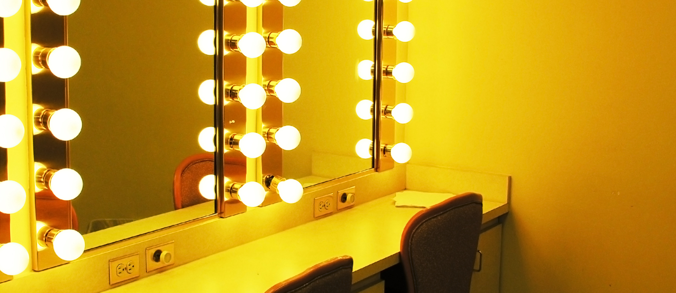 backstage mirror with lights