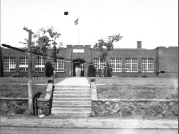 The construction of a new building school replacing the old one began in 1925.