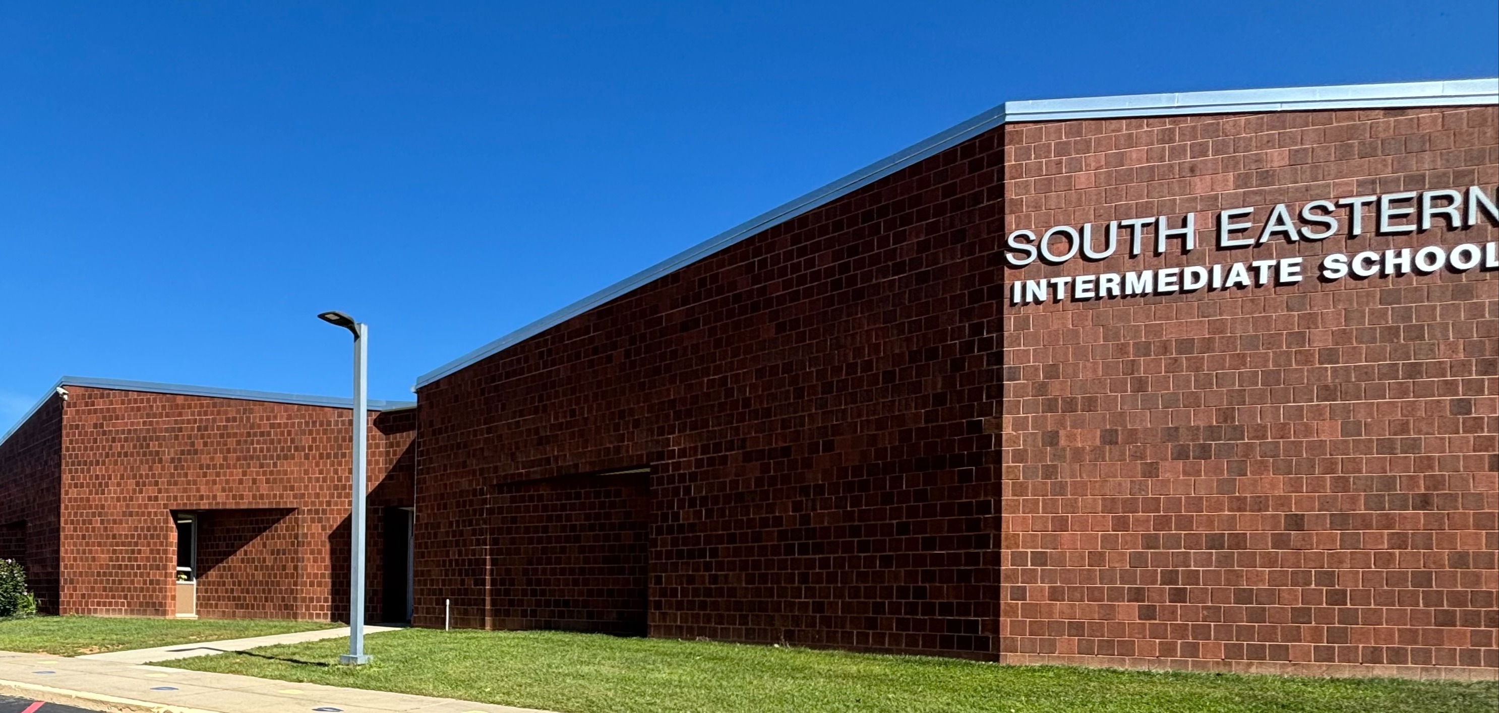 A picture of the South Eastern Intermediate School with a bright blue sky.