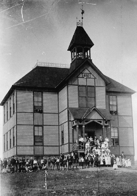 A photo of the school in the past.