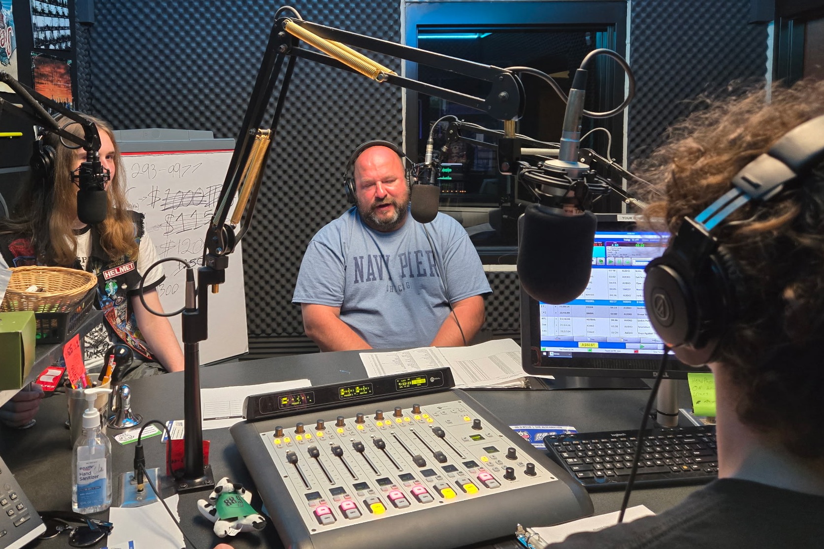Students interviewing V-ROCK alumni during Nocturnal Noise
