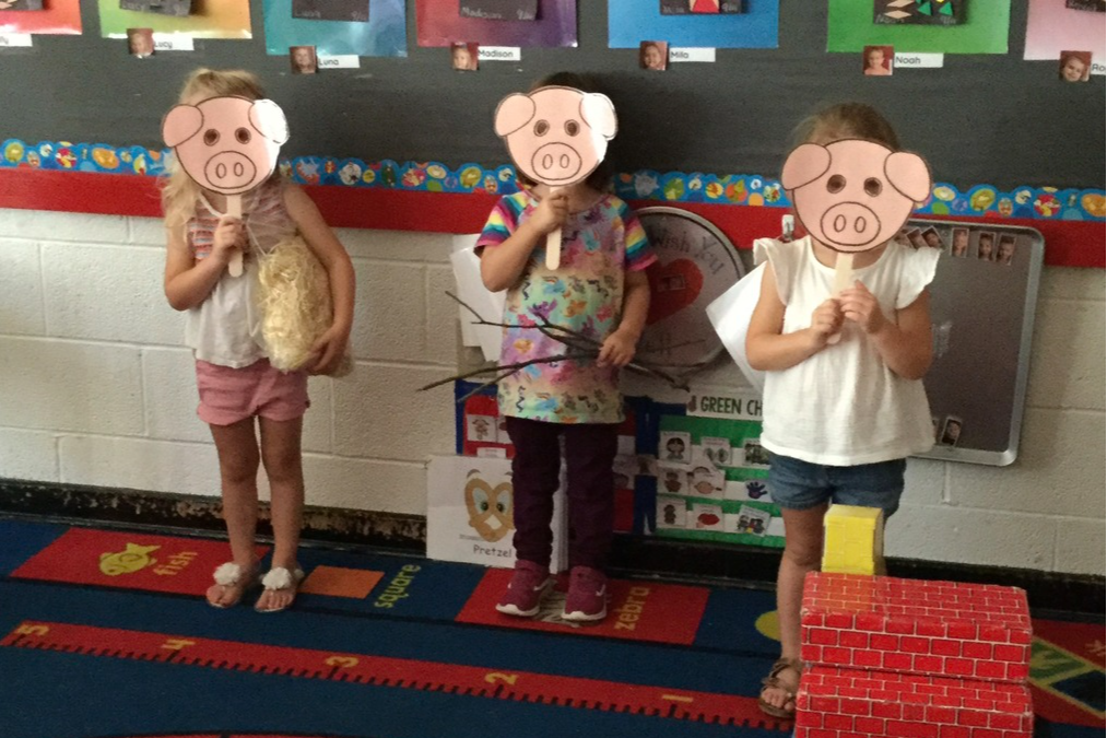 kids dressed as 3 little pigs