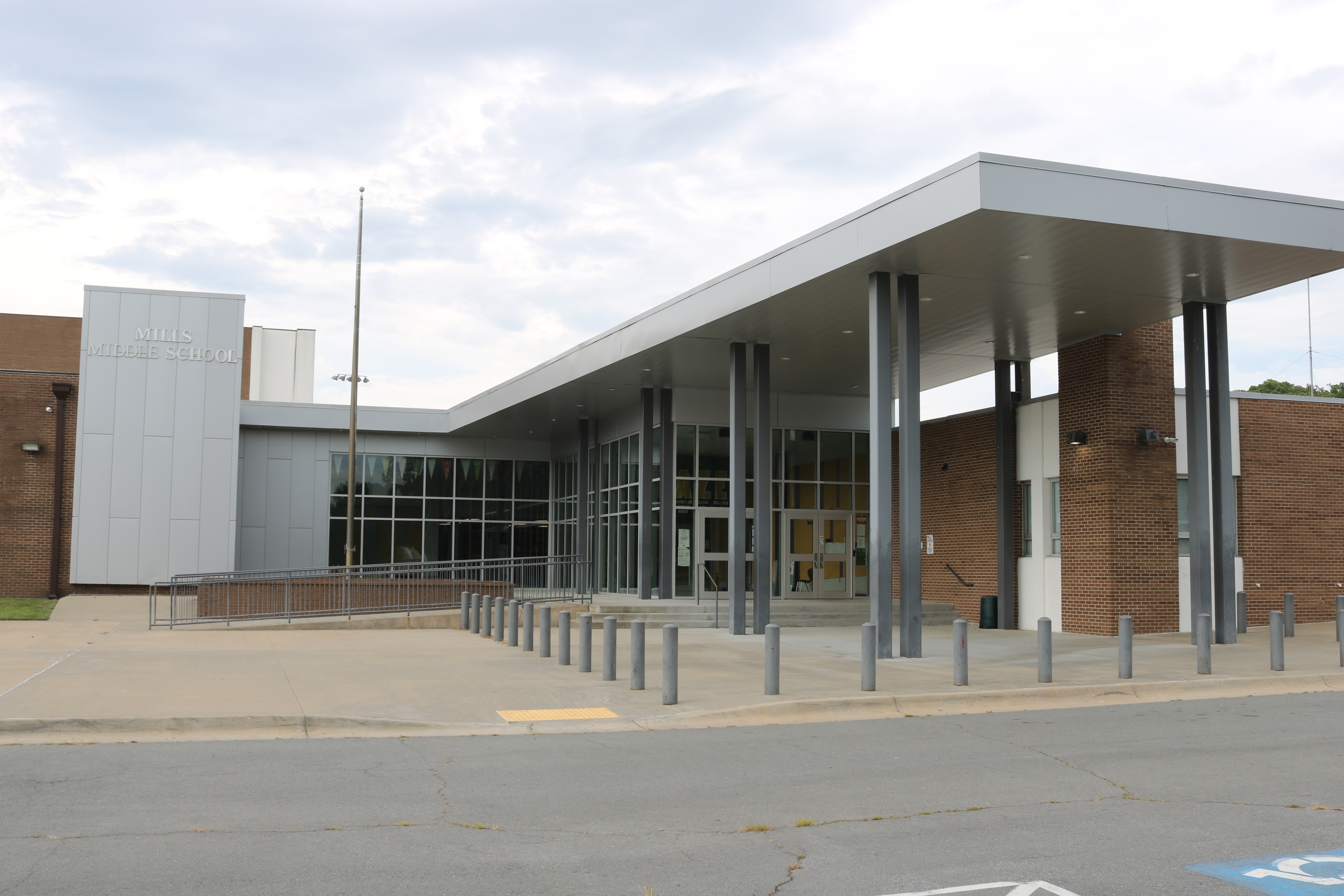 Pic of Exterior of Mills Middle