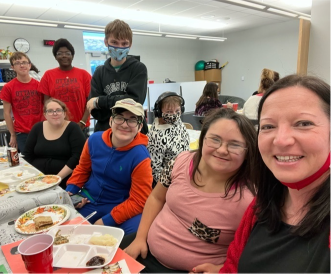 Students made a Thanksgiving meal for staffulty