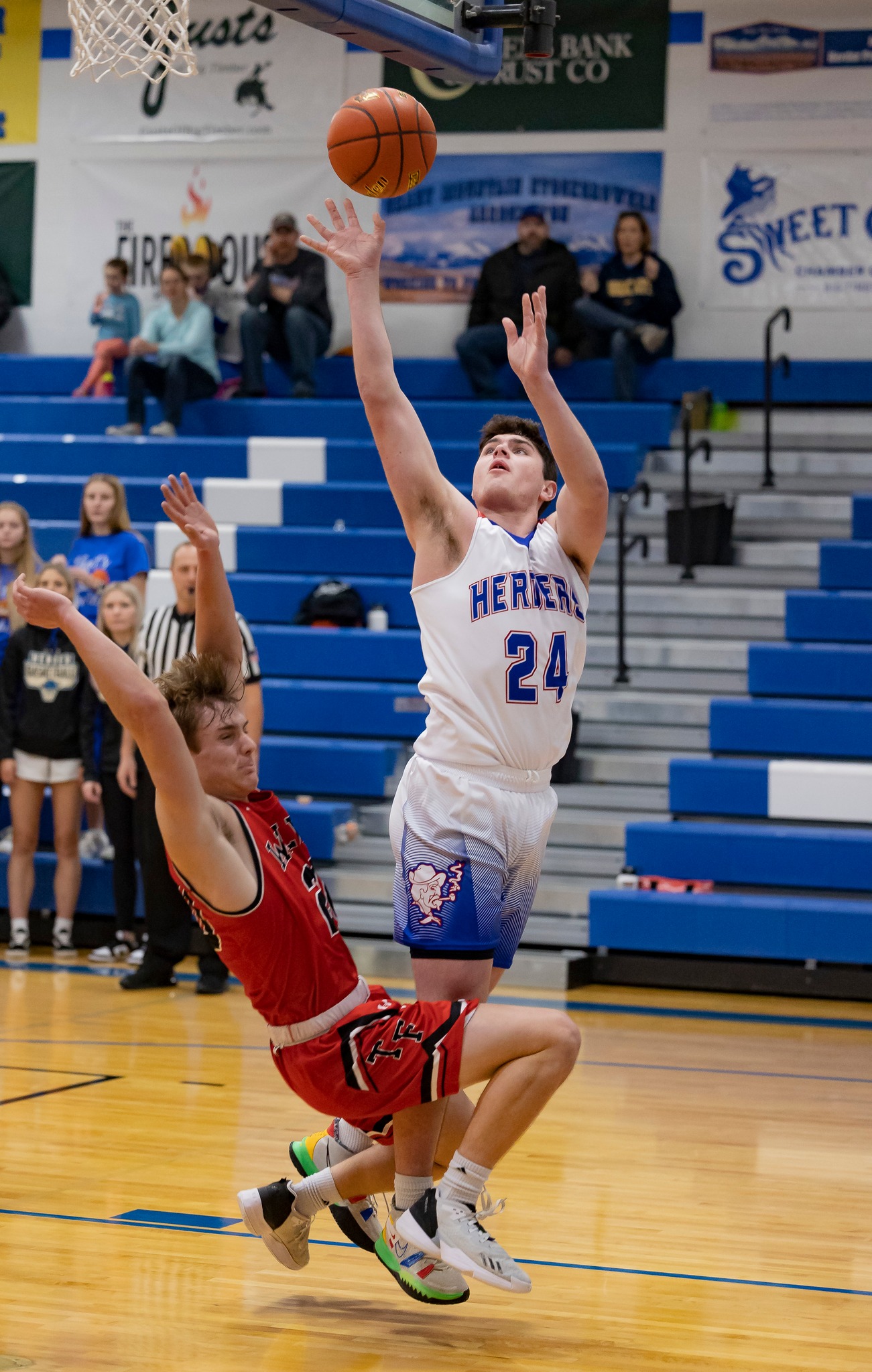 herder boys bball player fighting for a rebound