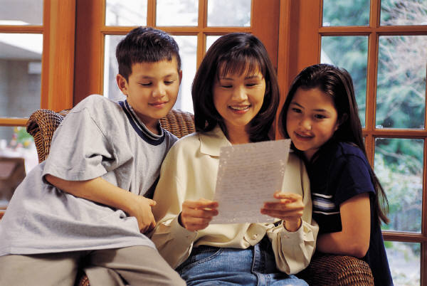 Photo of a family reading.