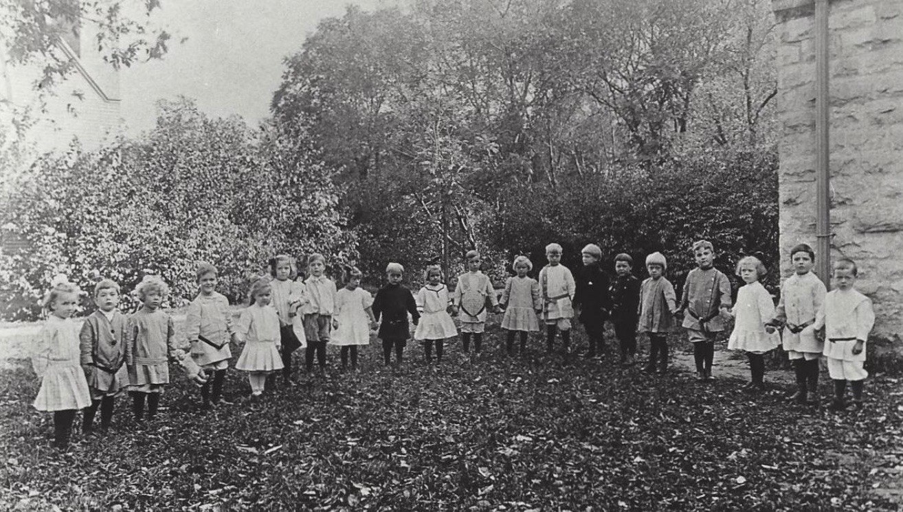 first kindergarten class at Grand Avenue School 1907