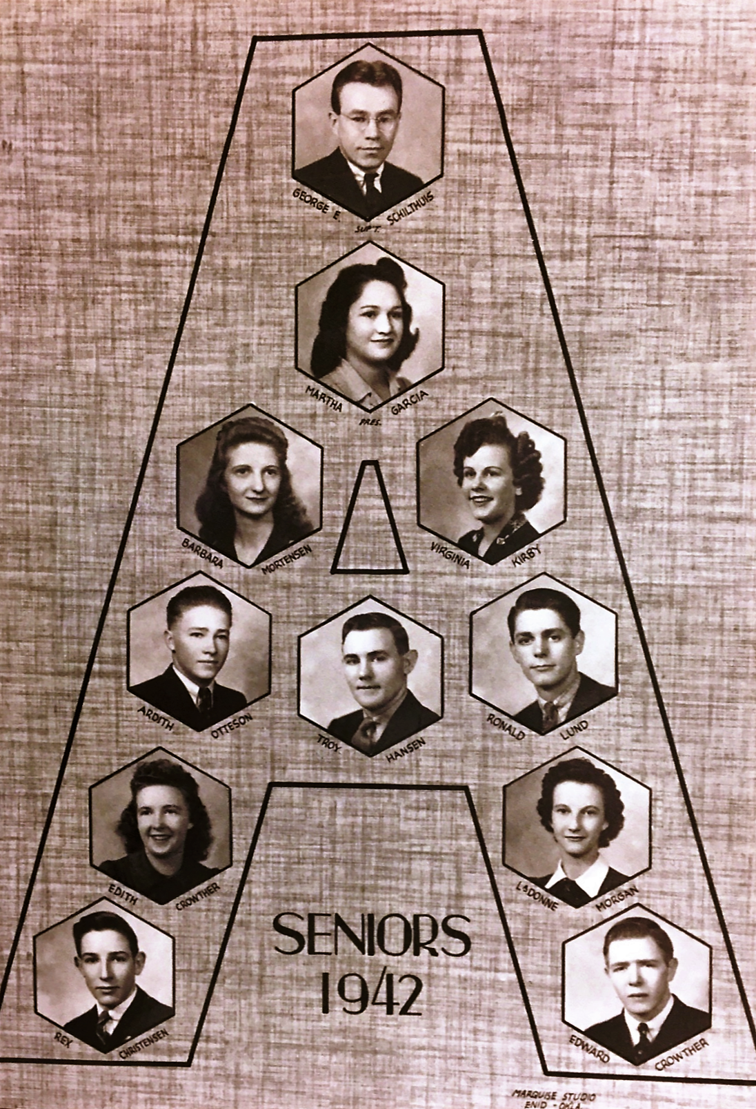 a photo of the seniors from the class of 1942