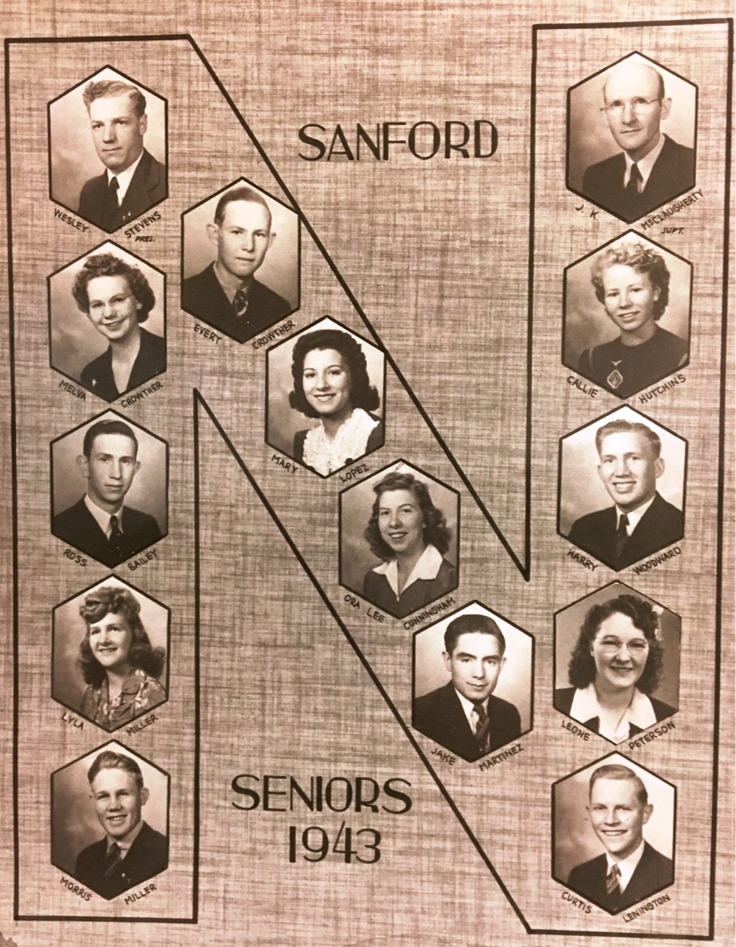 a photo of the seniors from the class of 1943
