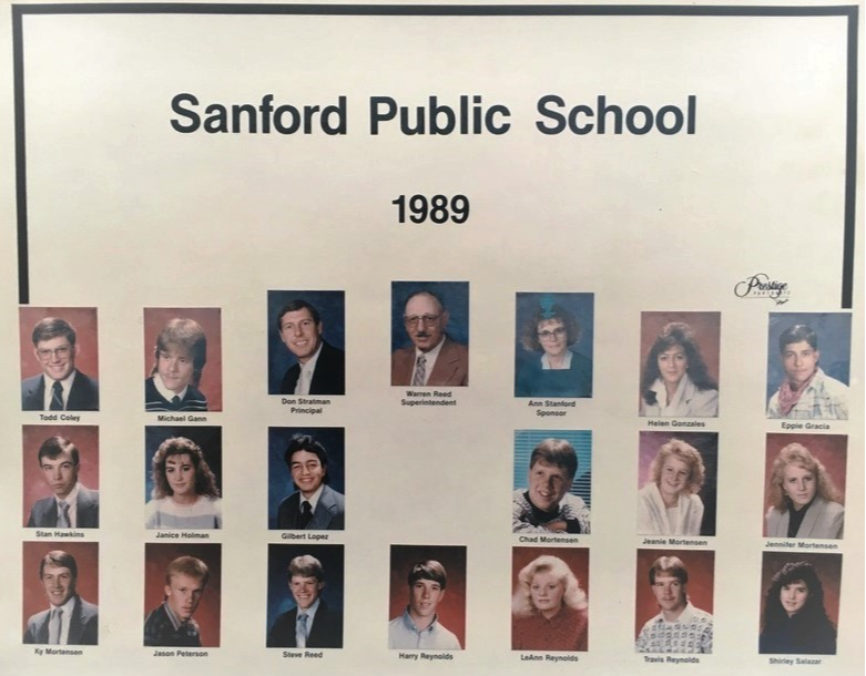 a photo of the seniors from the class of 1989