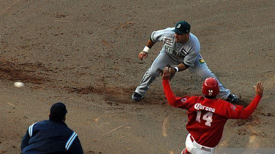 Sergio (in gray / green) playing second base for the Reynosa Broncos, ca. 2009