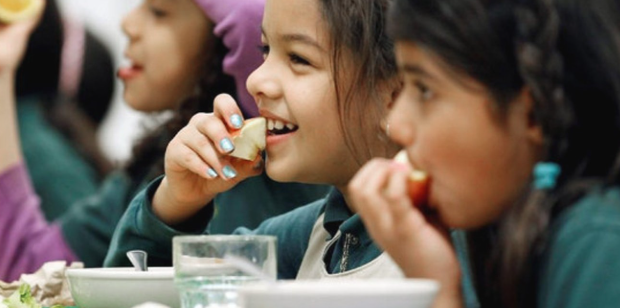 kids eating breakfast