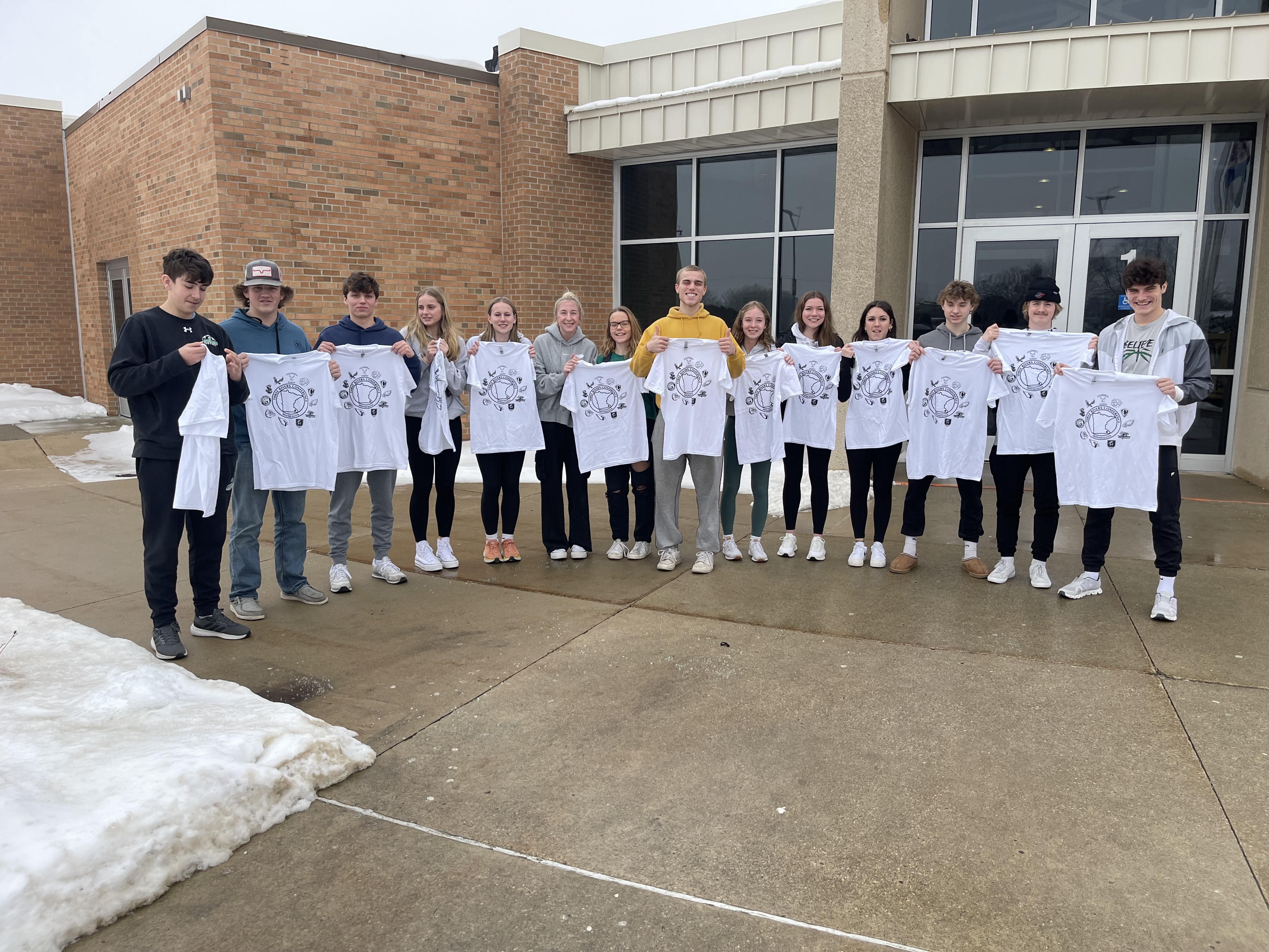 students with mshsl shirts