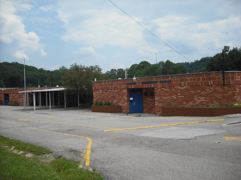 Photo of the Lakeside Elementary.