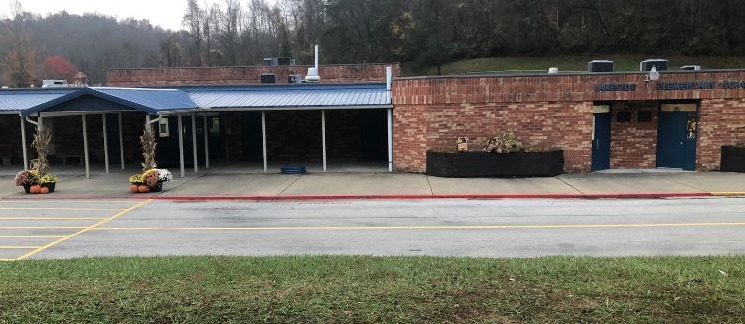 Front of Lakeside Elementary