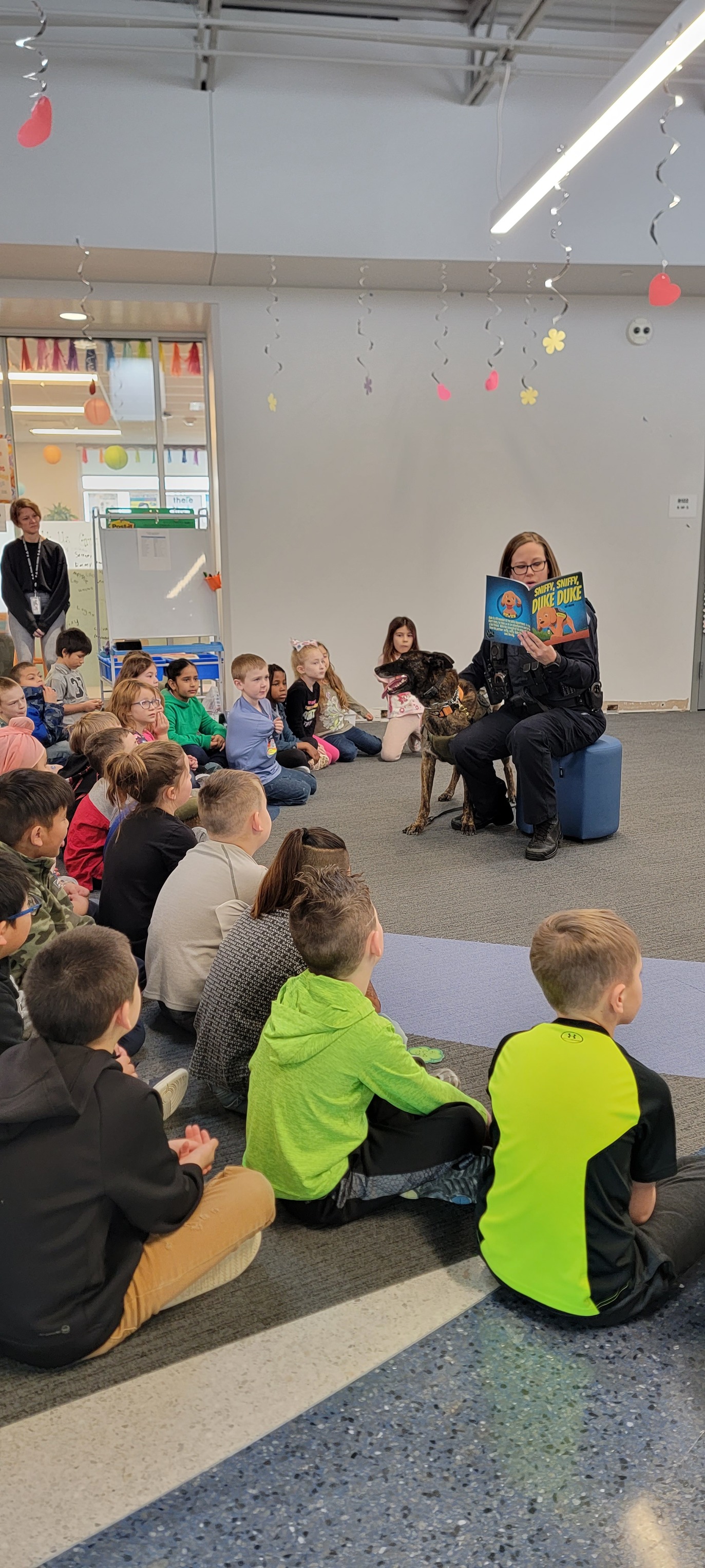 Officer Mullins and K9 Cleo reading to students