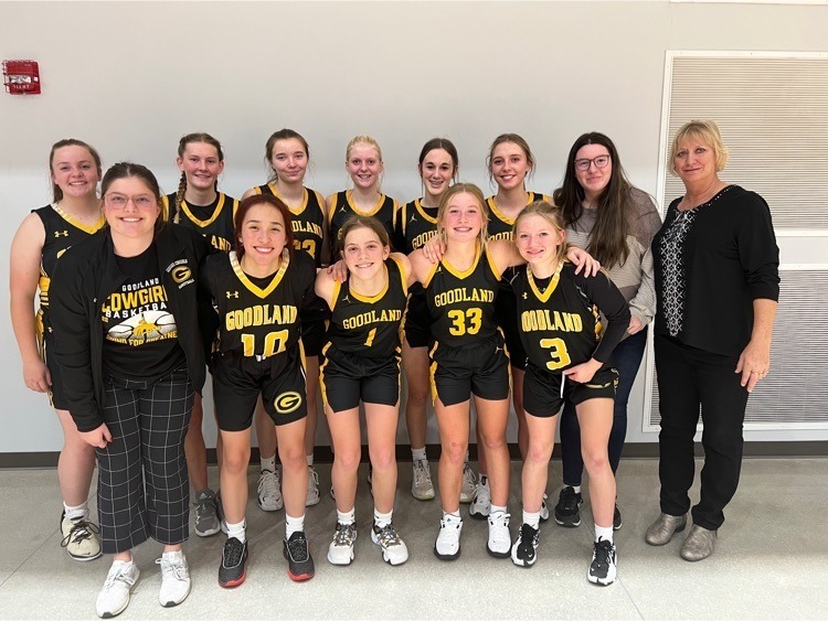 girls basketball team posing in uniforms