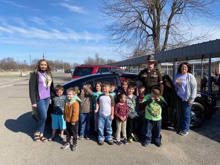 Young class getting to meet a police officer
