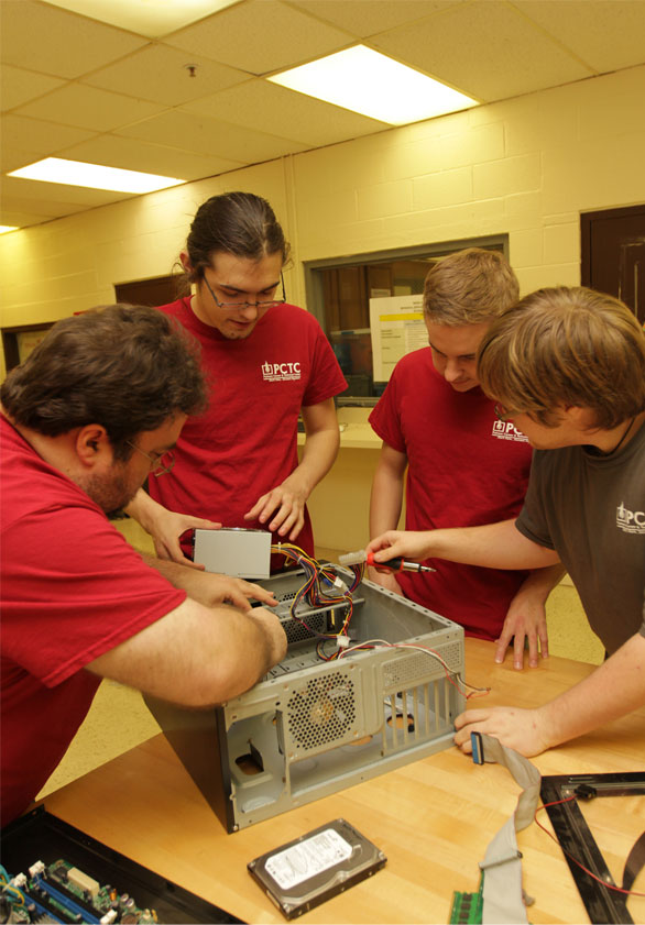 Photo of a COMPUTER SYSTEMS REPAIR TECHNOLOGY activity.