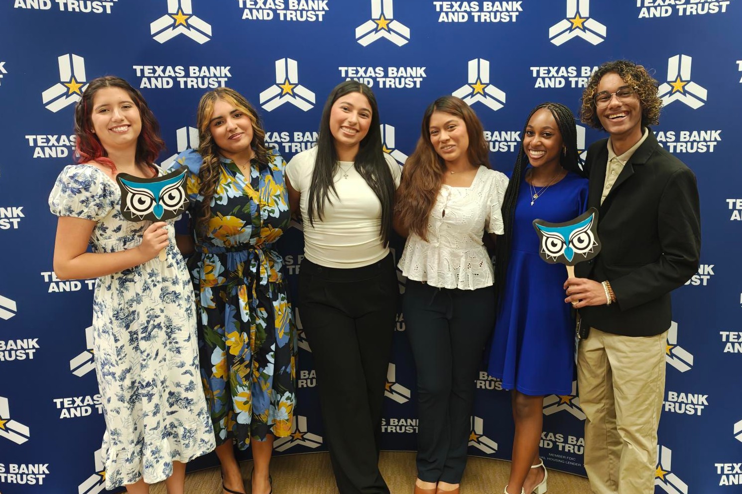 Estudiantes representando a la escuela y siendo parte de el banco de Texas