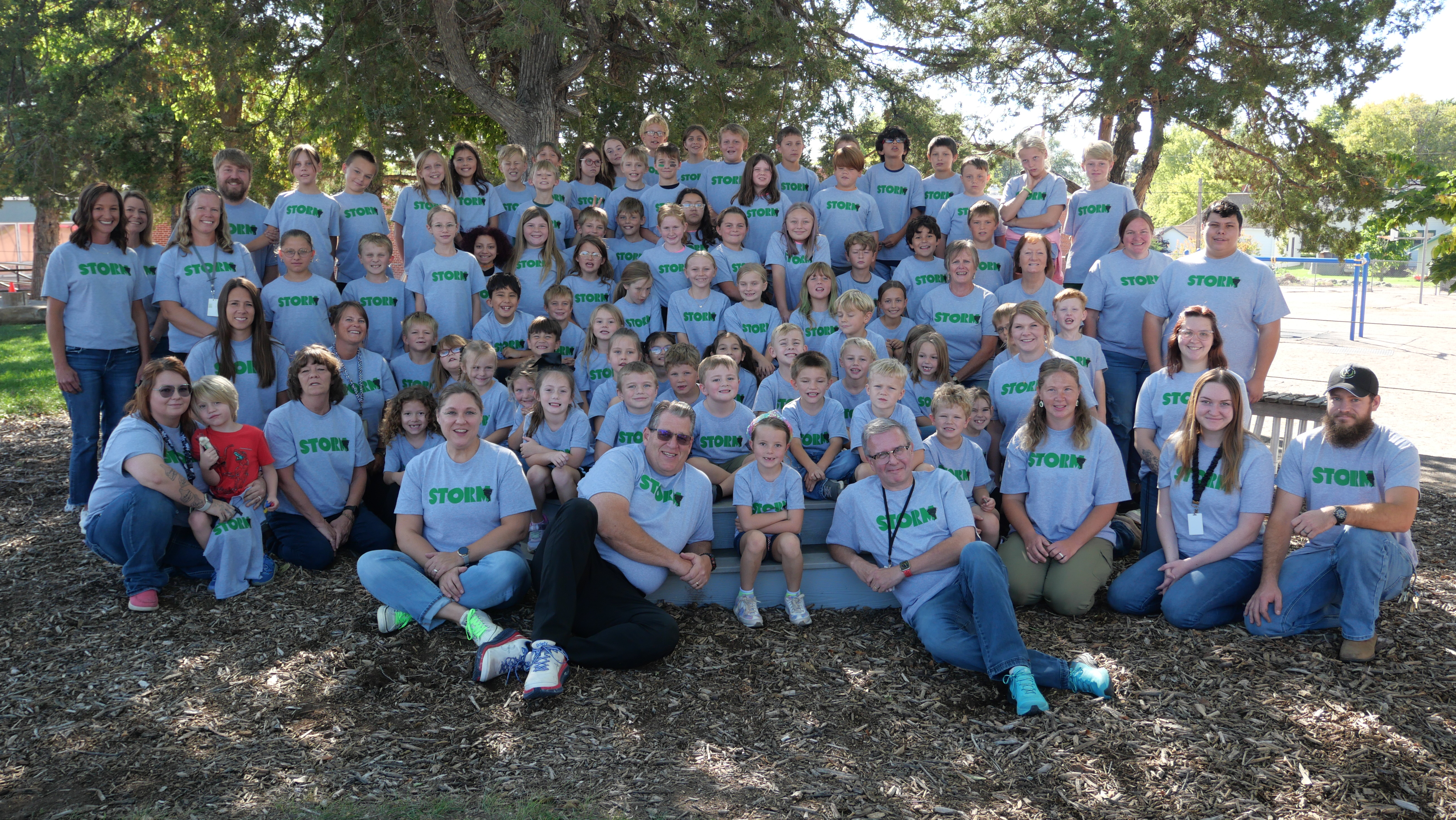 elementary school in homecoming shirts