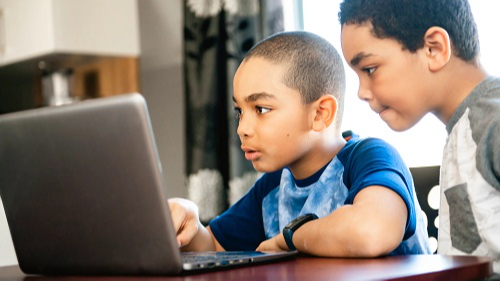 children on chromebook