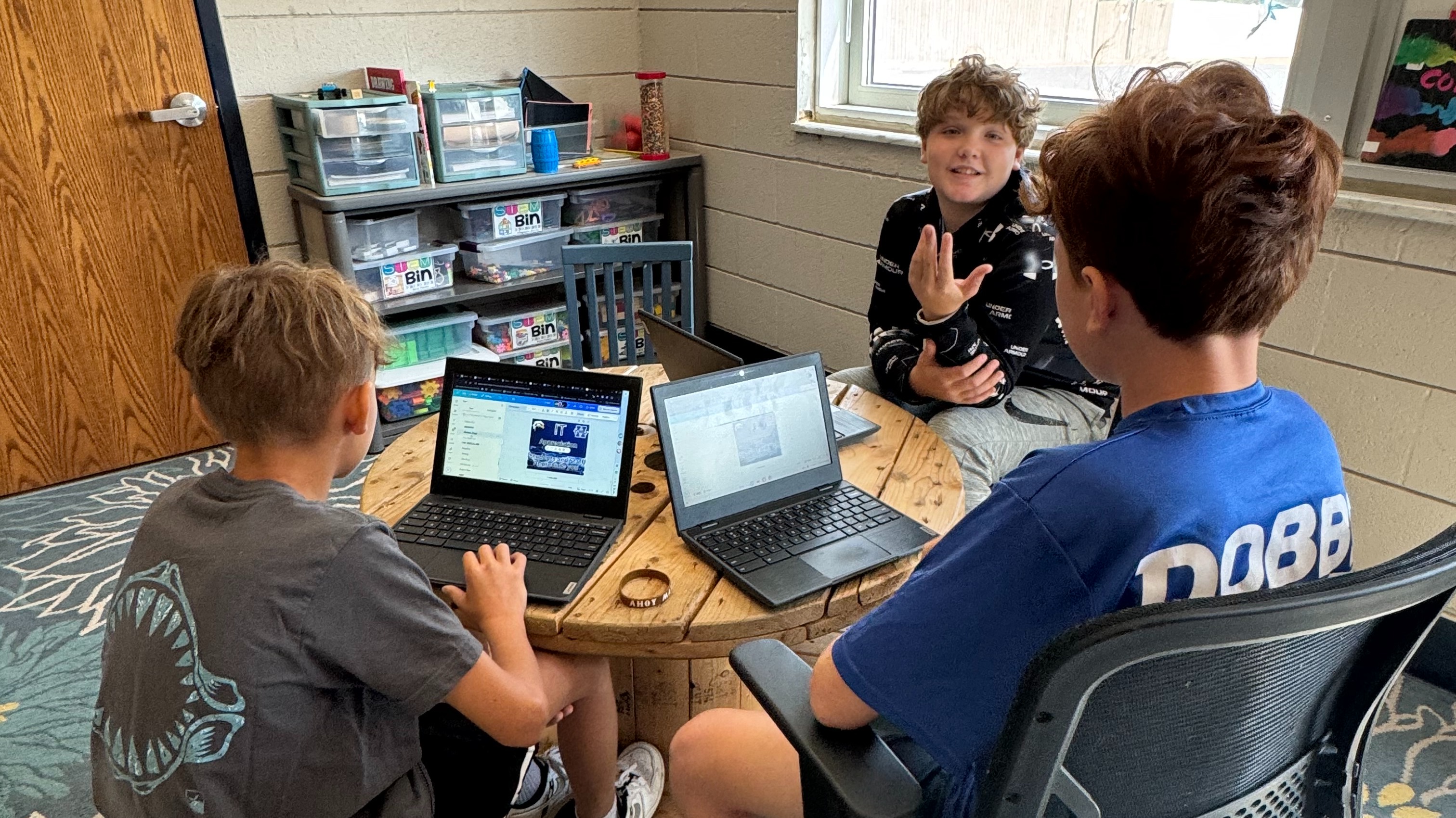 students WORKING TOGETHER
