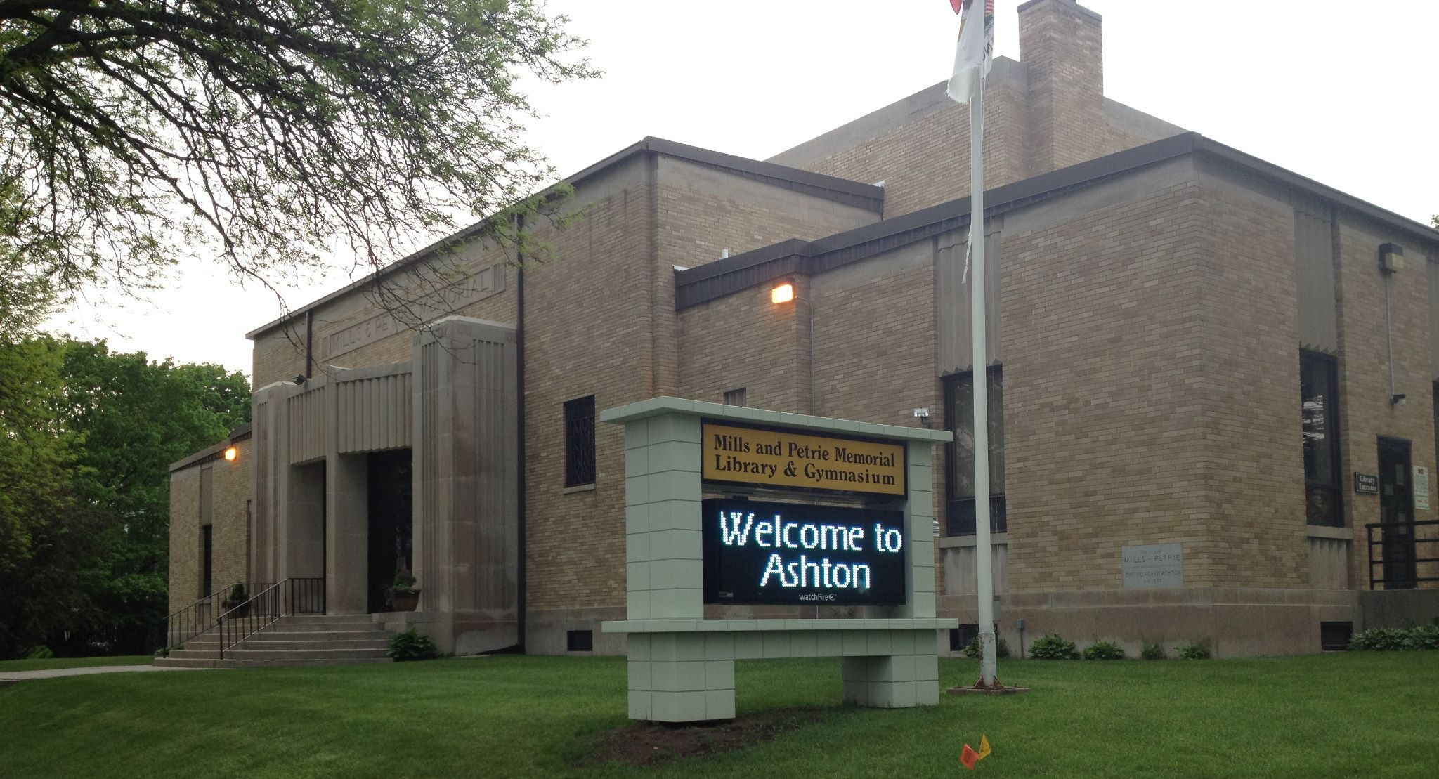 Exterior building of Mills and Petrie Memorial Library
