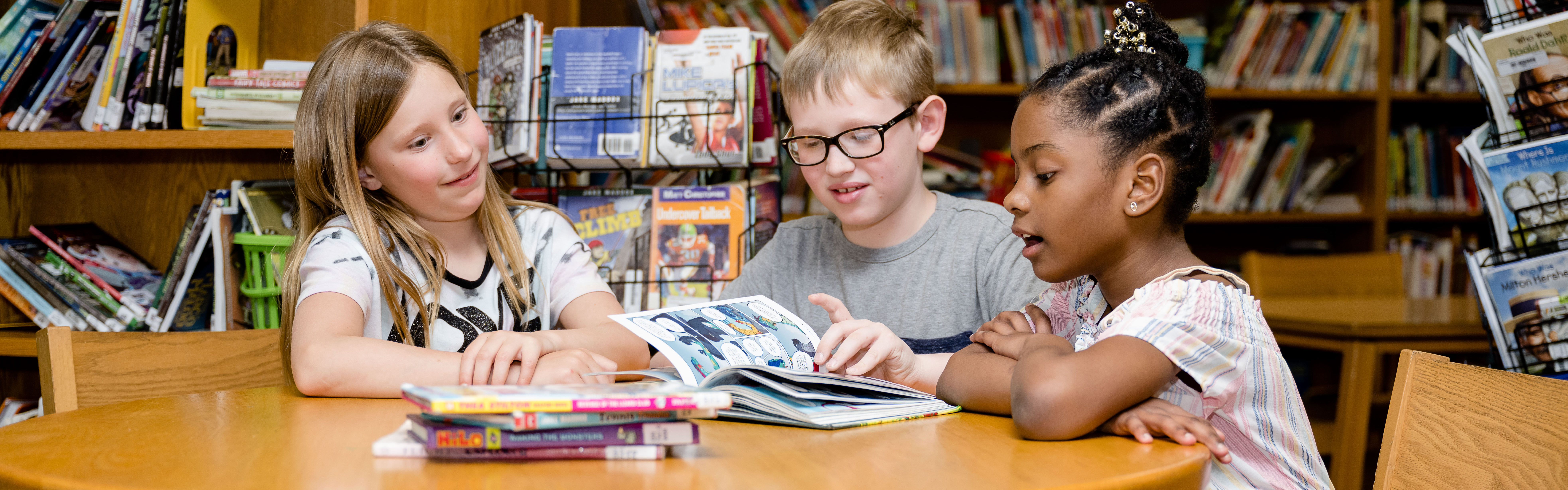 BIS students reading together 