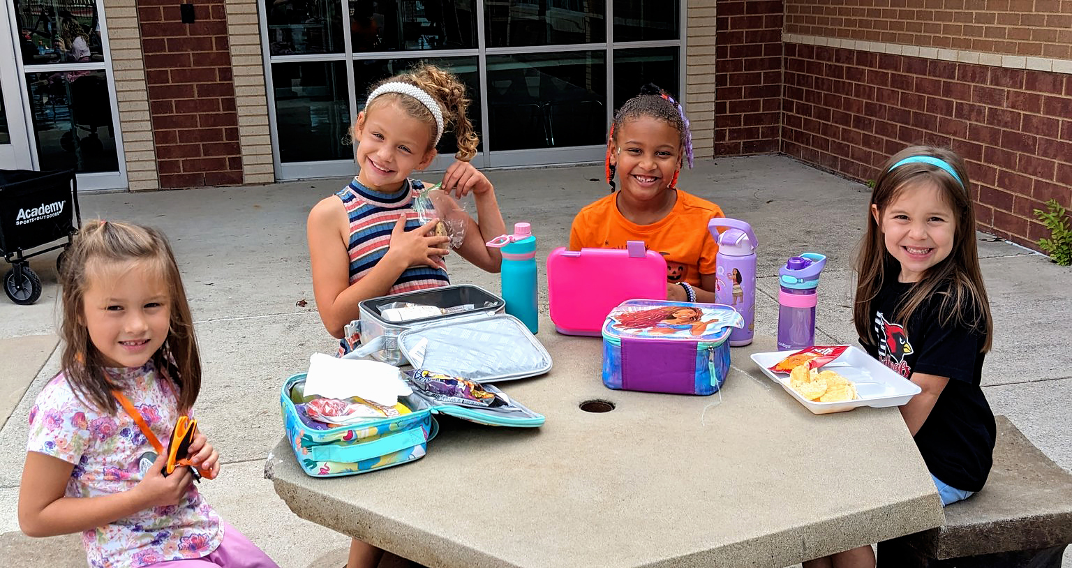 students eating lunch outside