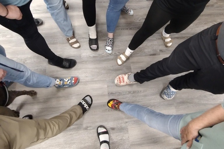 studentsstandinginacirclewithonefootforward