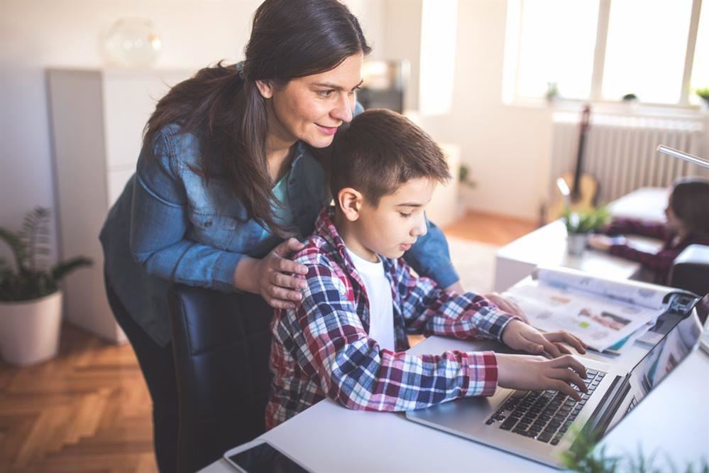 mom_helping_kid_with_homework