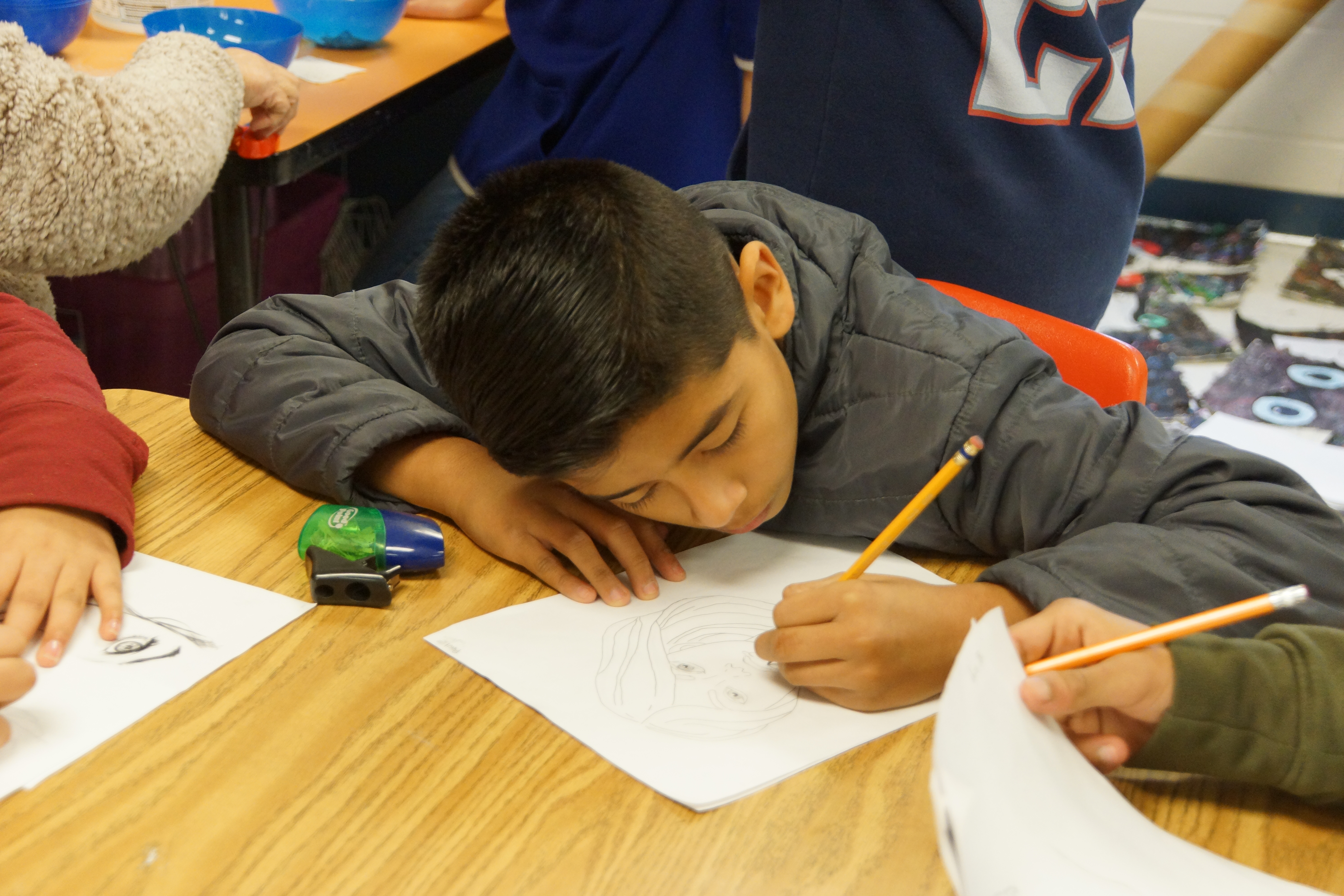 photo of students drawing