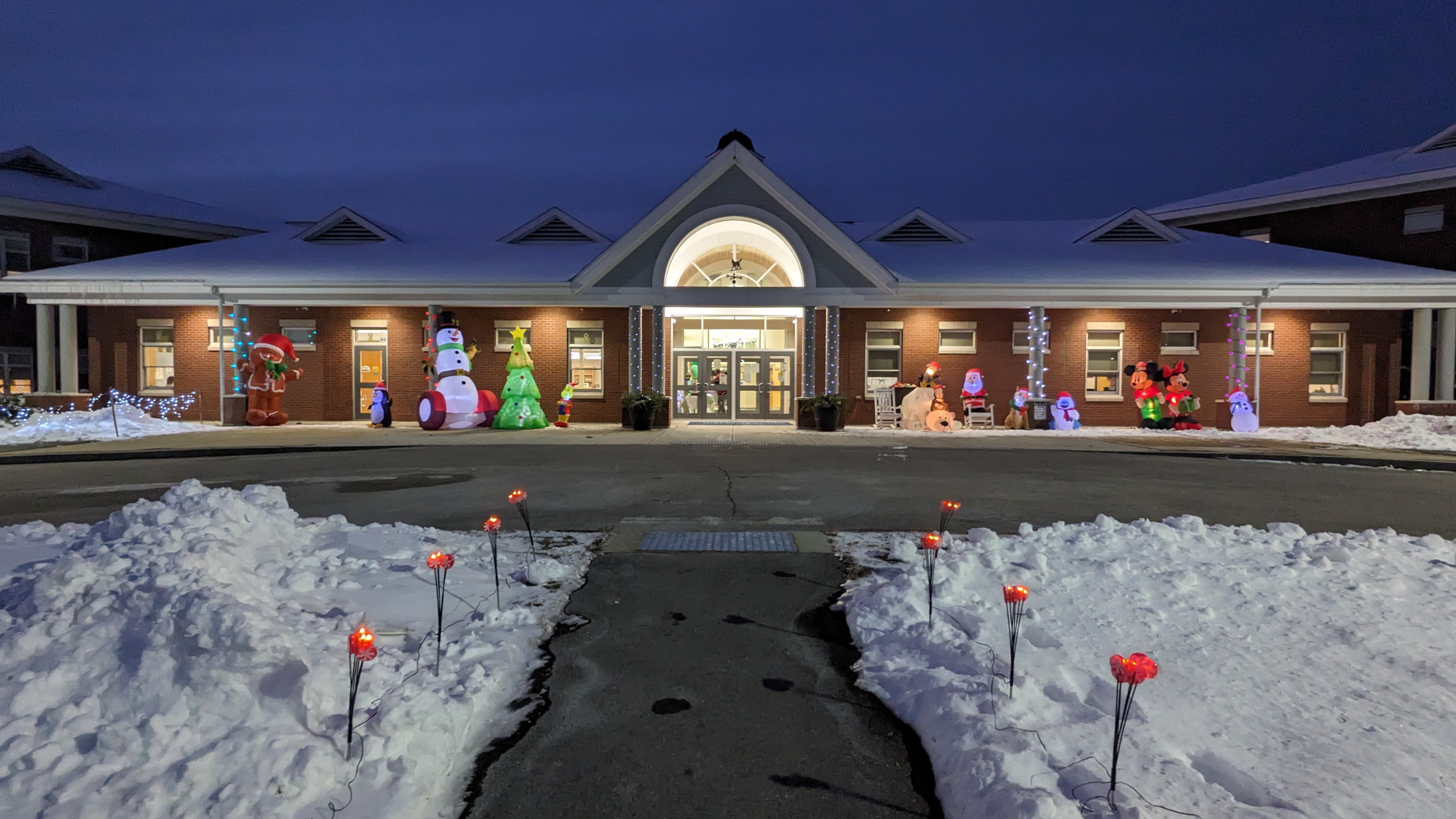 HHES decorated for Christmas