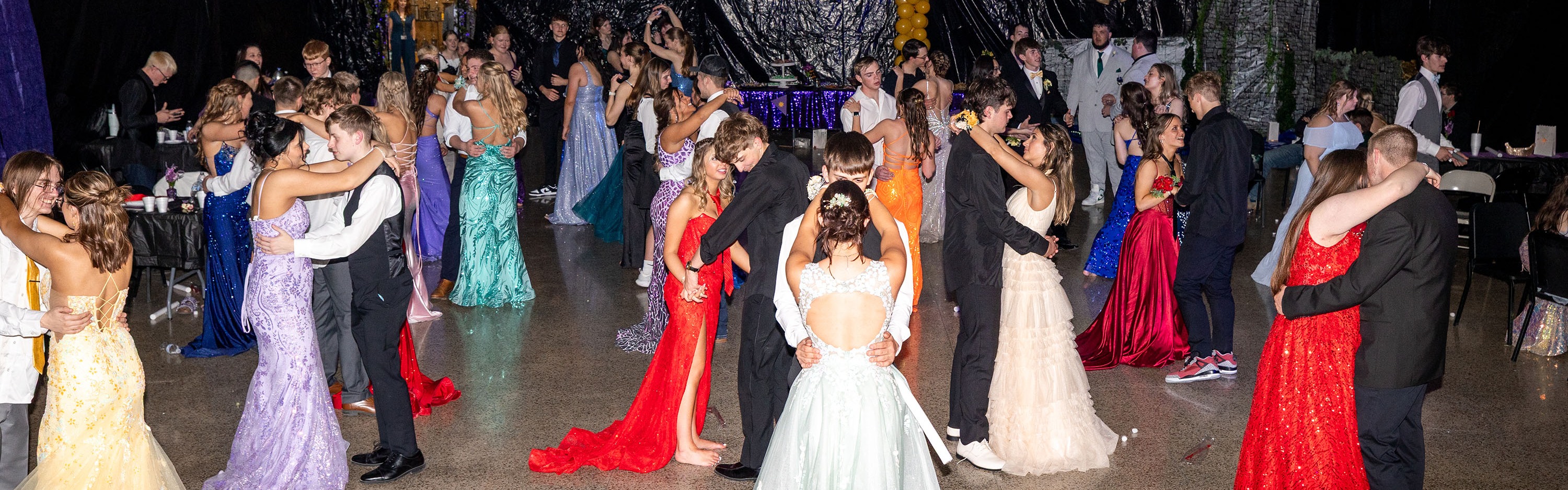 Image of high school students dancing at prom
