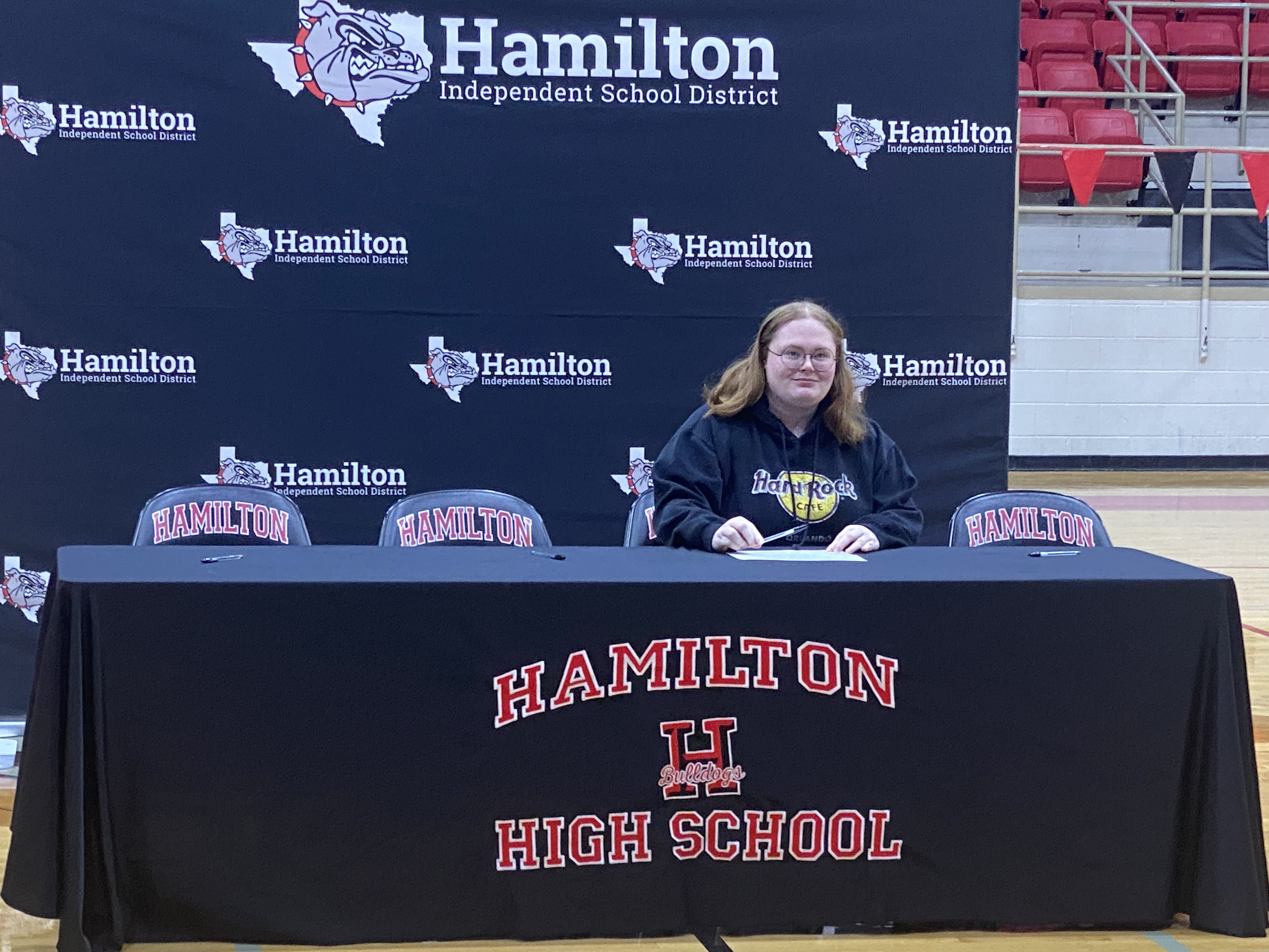 Lucy Newsom signs with Hofstra University