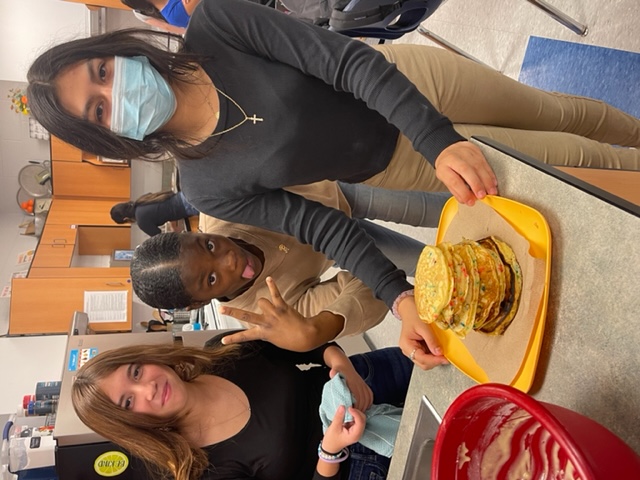 students with their pancakes and bacon