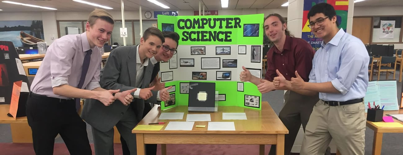 5 students presenting their project of computer science