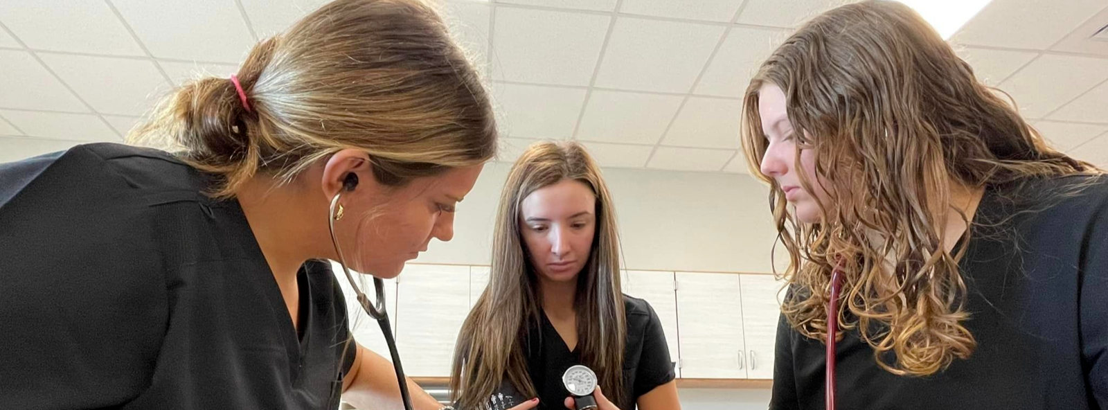 medical students using stethescopes