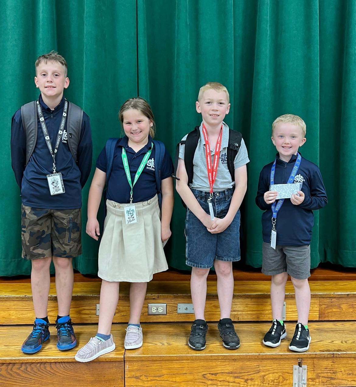 children recieve award 