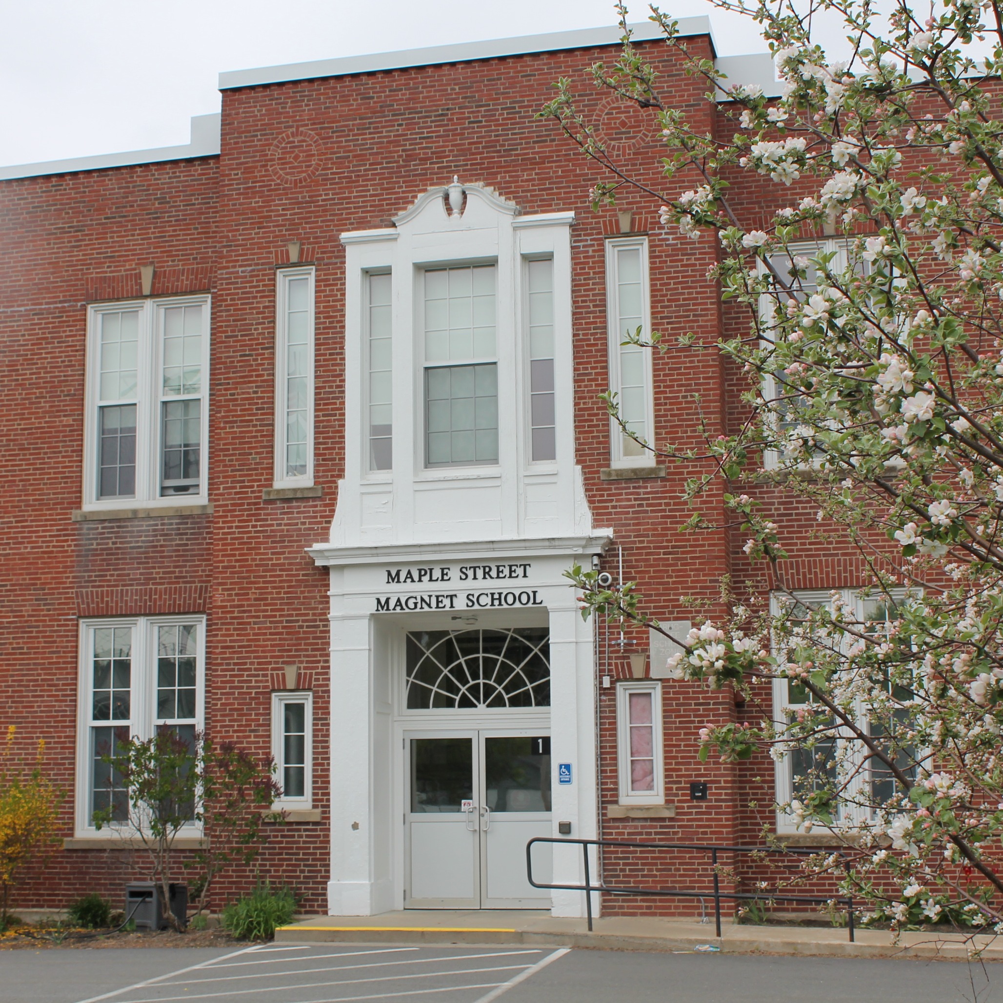 Photo of Maple Street Magnet School & Link to website
